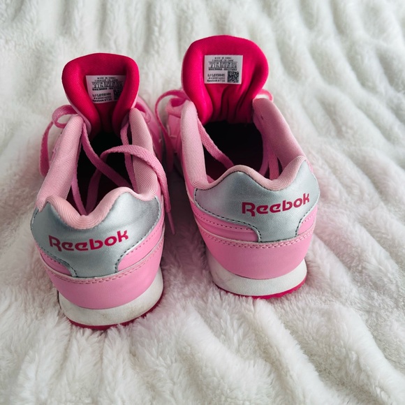 Reebok Girls Vibrant Pink Sneakers New Condition. - Picture 3 of 3
